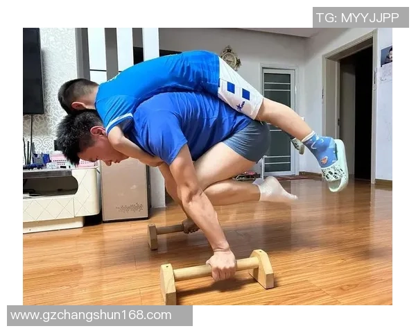 足球球星训练日常展现压腿动作塑造力量与柔韧的独特瞬间